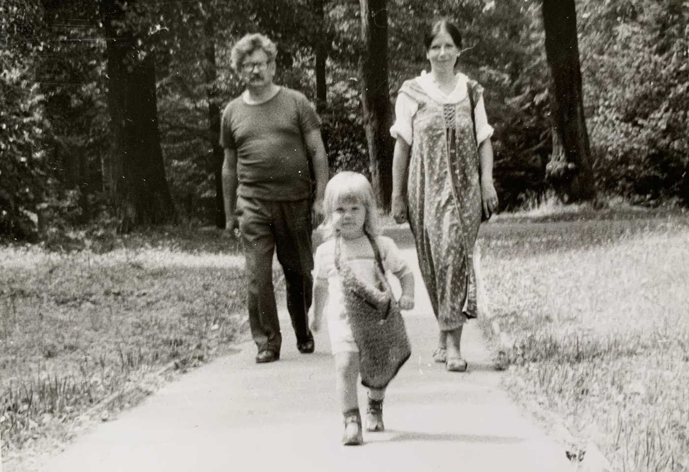 Cecílie as a child walking with her parents
